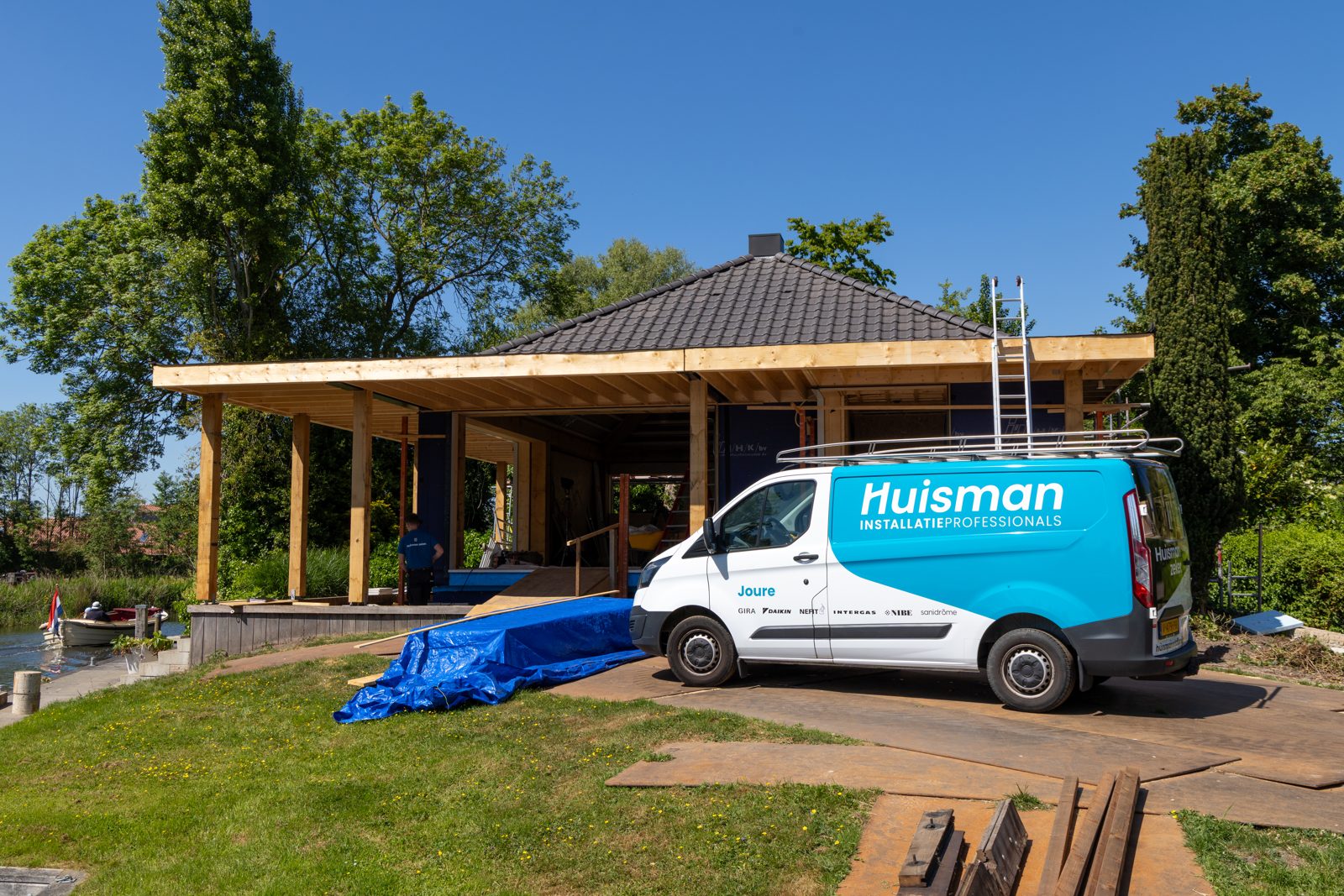 Huisman bus bij een project