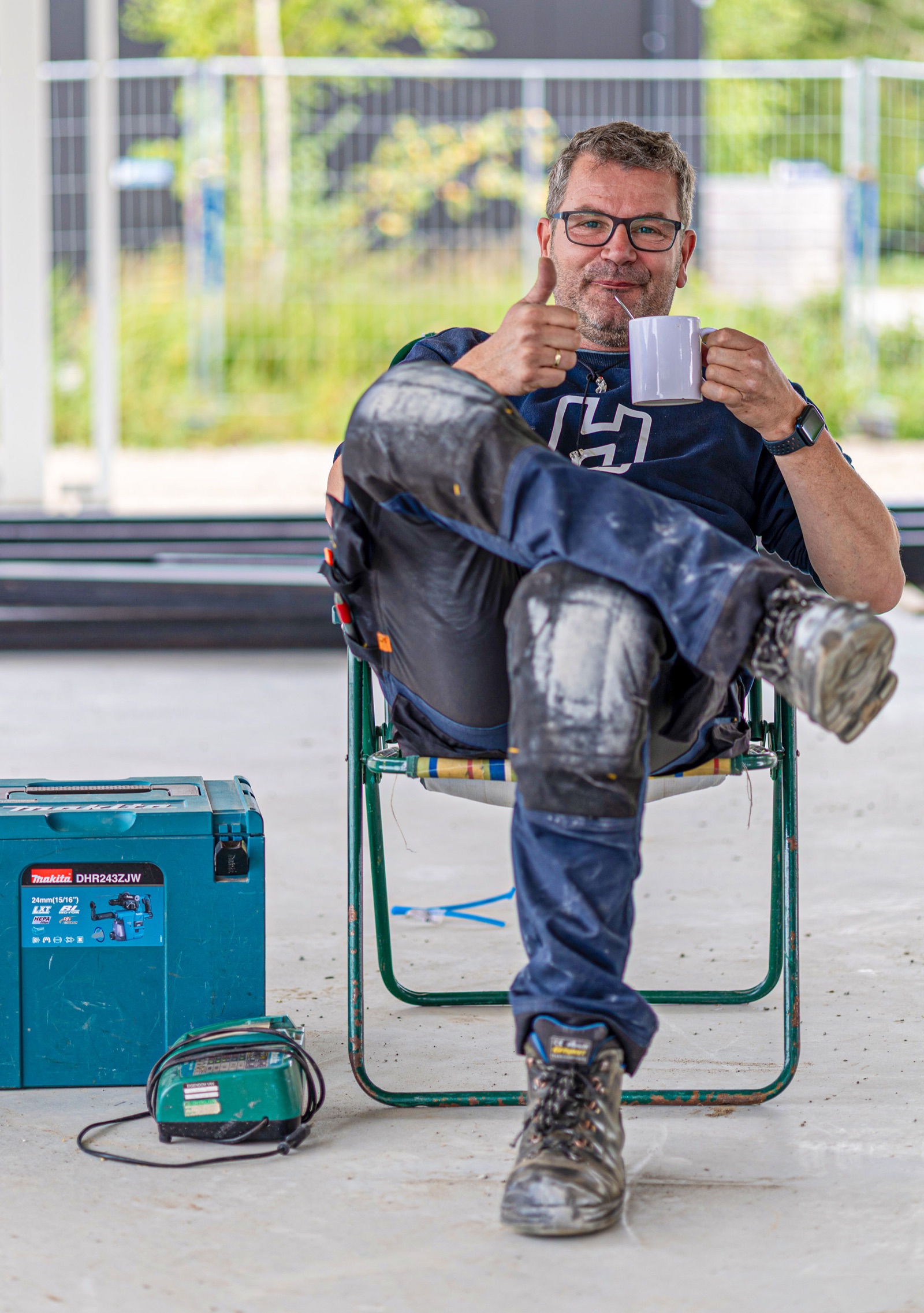 Jan Rink drinkt koffie op de bouwplaats
